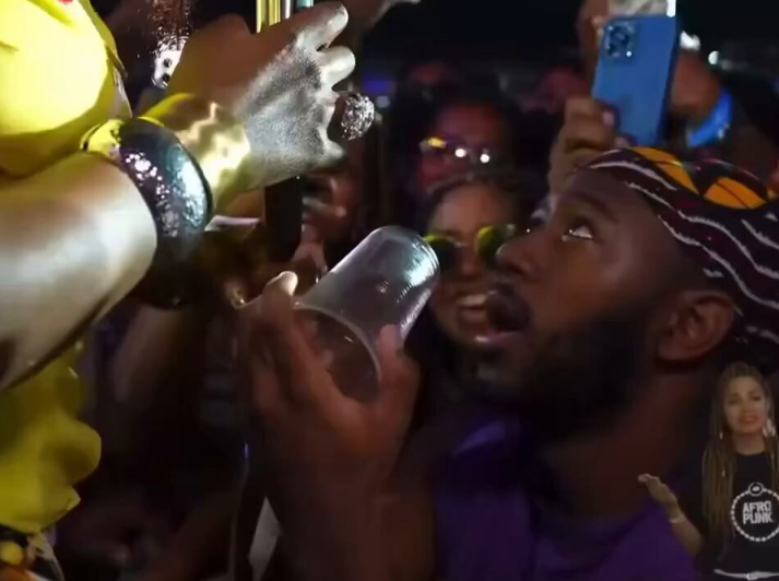 Married Man Denies Wife and Kisses Tems’ Hand on Stage in Brazil — Internet in Shock Over Viral AfroPunk Moment