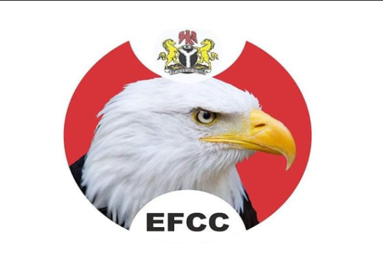 EFCC Breaks Into Calabar Apartment Through POP, Pours Acid on Gate Lock — Man Cries Out in Viral Video